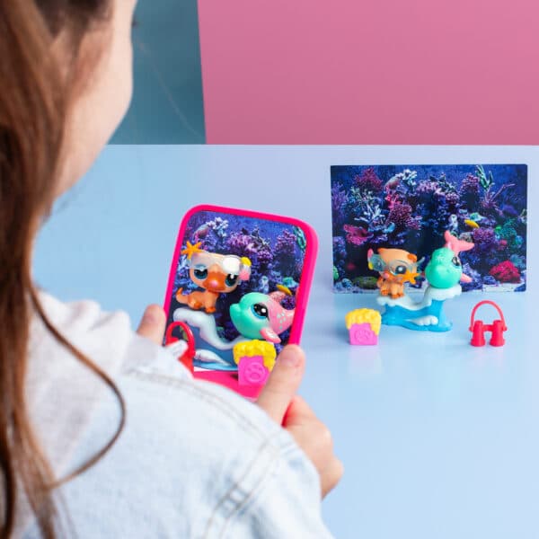 00563_LittlestPetShop_Lifestyle_AquariumShellfie-2